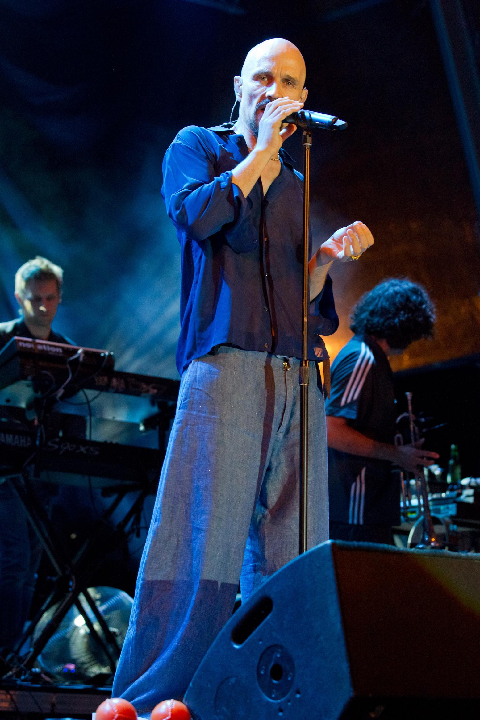 Tim Booth of James performing live in Festas do Mar fotos | Picture 62330